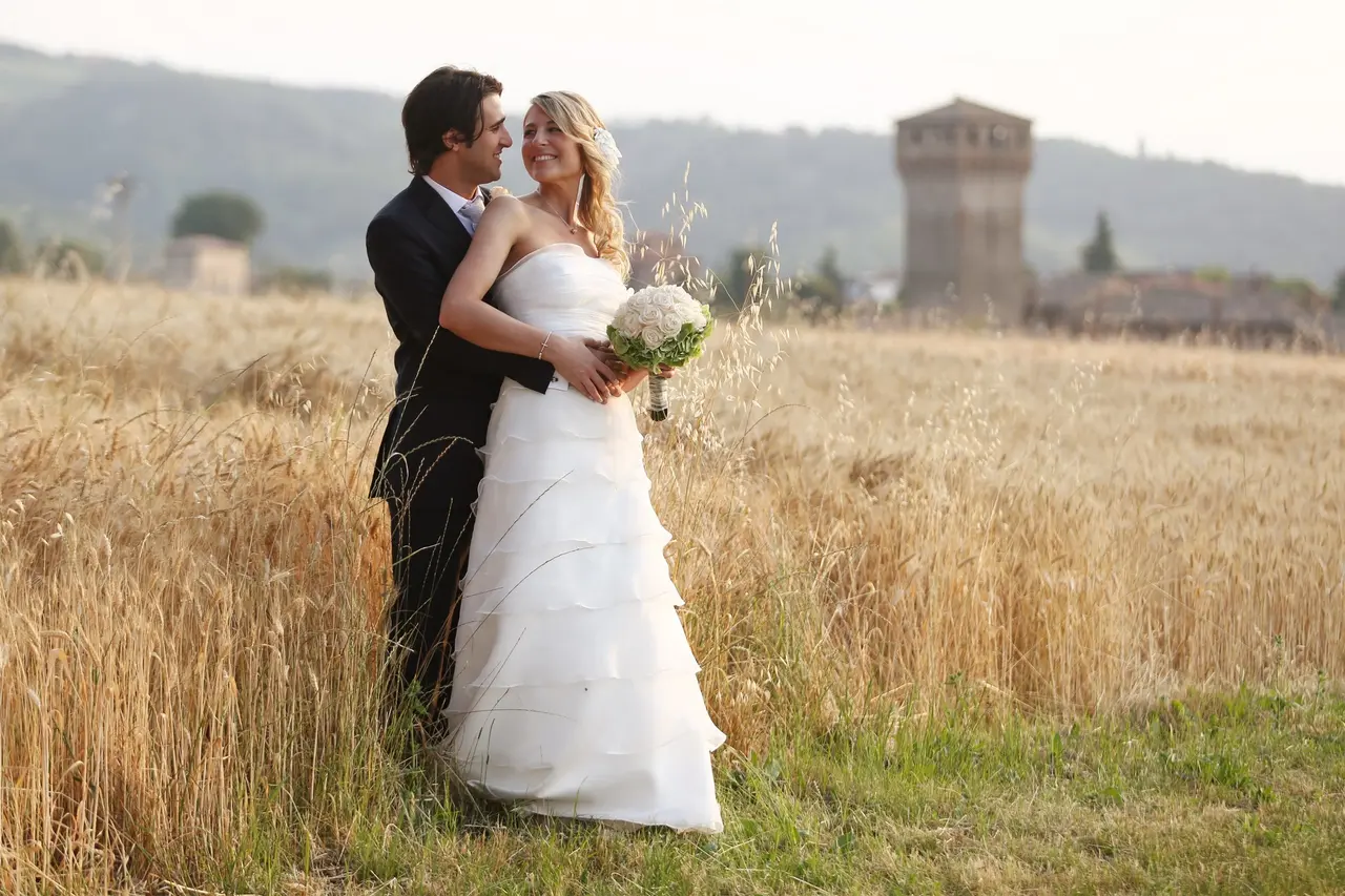 Sposi abbracciati in un campo di grano